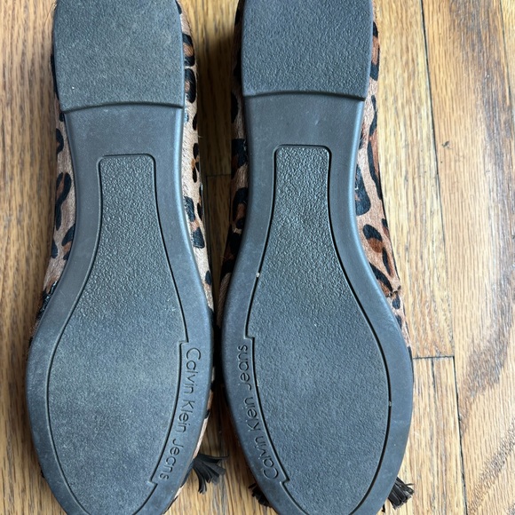 Calvin Klein leopard textured ballet flats - Picture 4 of 5
